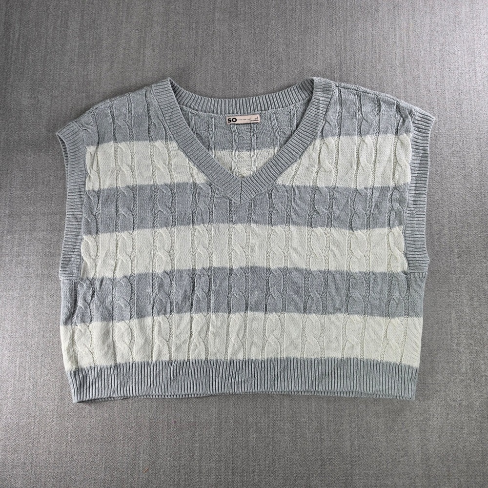 SO Sweater Vest Womens Large Grey White Striped Cable Knit Cropped V-Neck‎